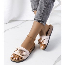 Babuchas beige con cadena Derbi 2