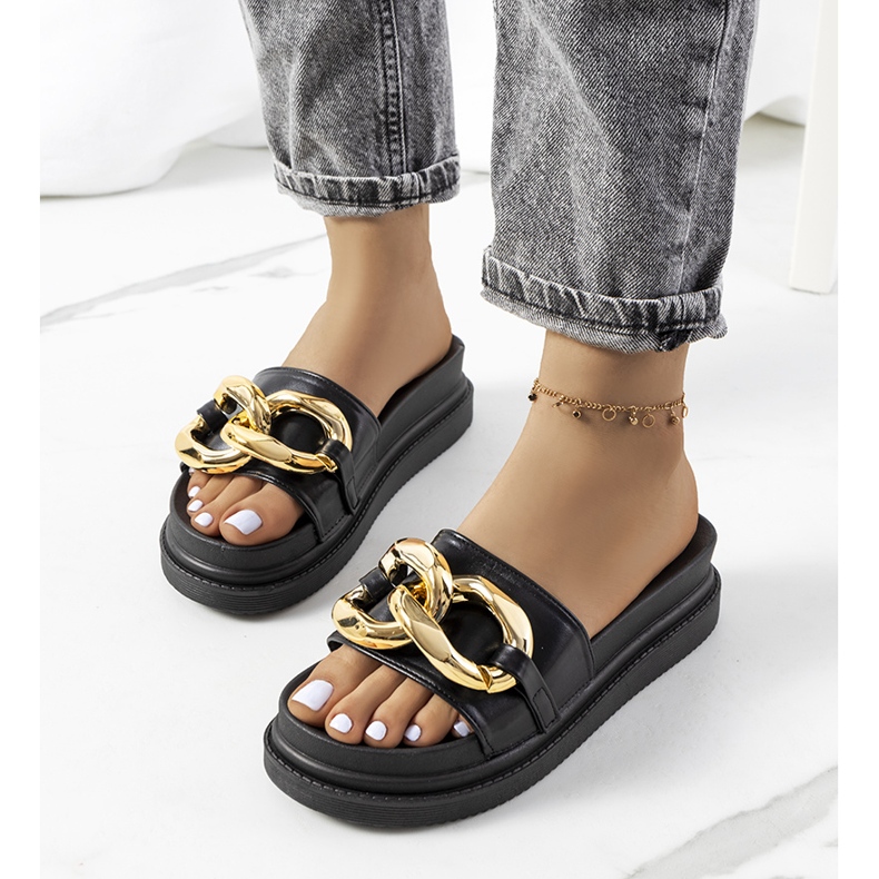 Zapatillas negras en la plataforma de Berloz negro 1