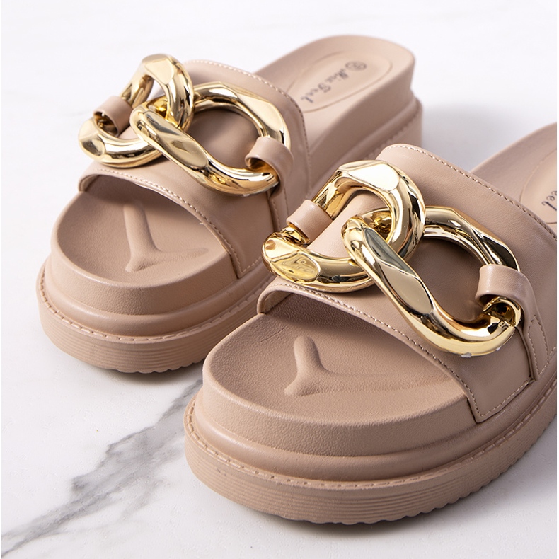 Babuchas beige en la plataforma de Berloz 1 Babuchas beige en la plataforma de Berloz 1