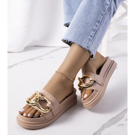 Babuchas beige en la plataforma de Berloz 2