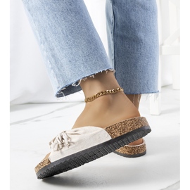 Pantuflas beige con flecos Laderies 1 Pantuflas beige con flecos Laderies 1