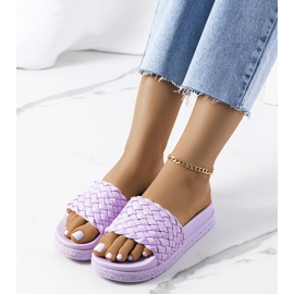 Chanclas violetas en la plataforma Kapper 1