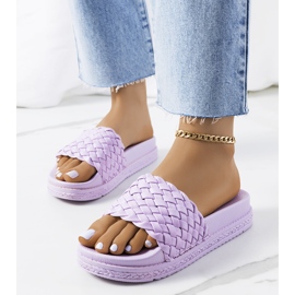 Chanclas violetas en la plataforma Kapper 2