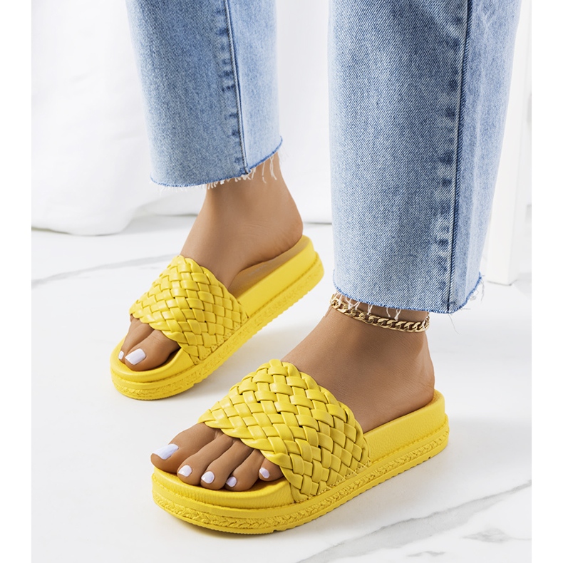 Zapatillas amarillas en la plataforma Kapper amarillo 1