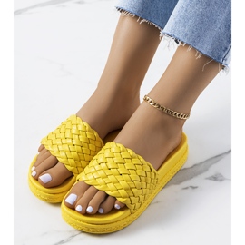 Zapatillas amarillas en la plataforma Kapper amarillo 2