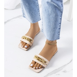 BM Babuchas elegantes beige con cadena Cherell 1