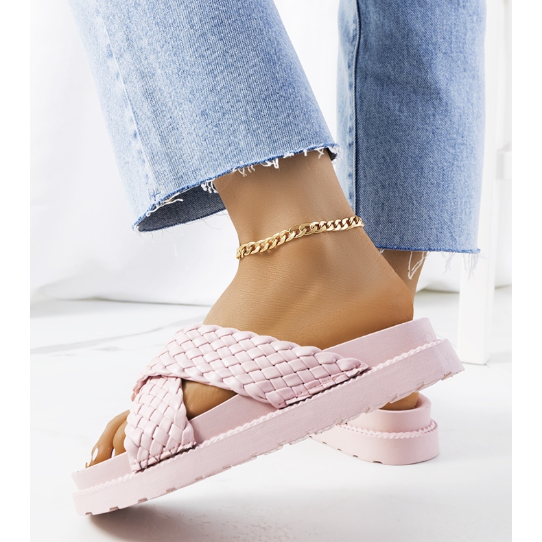 Zapatillas rosas en la plataforma de Bierings 2