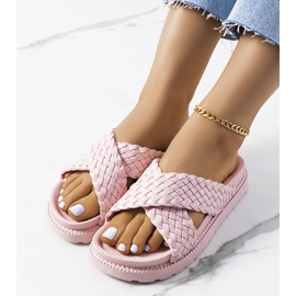 Zapatillas rosas en la plataforma de Bierings 1