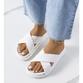 Zapatillas blancas en la plataforma de Bierings blanco 1 Zapatillas blancas en la plataforma de Bierings blanco 1