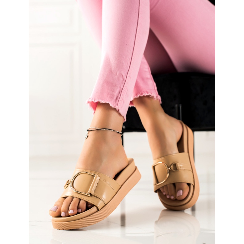 MIKA Chanclas beige con estilo marrón 1 MIKA Chanclas beige con estilo marrón 1