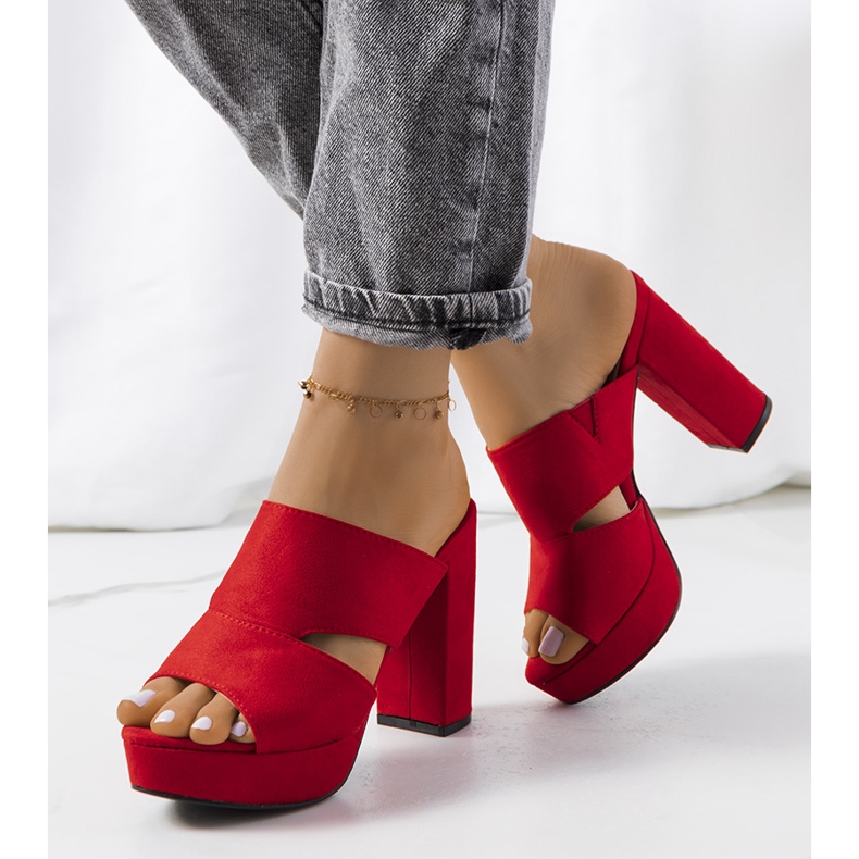 Chanclas rojas en el poste de Horn rojo 1