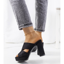 Zapatillas negras en el puesto de cuerno negro 2