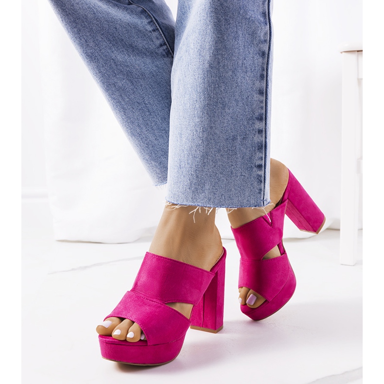 Zapatillas rosadas en el puesto de Cuerno rosado 1