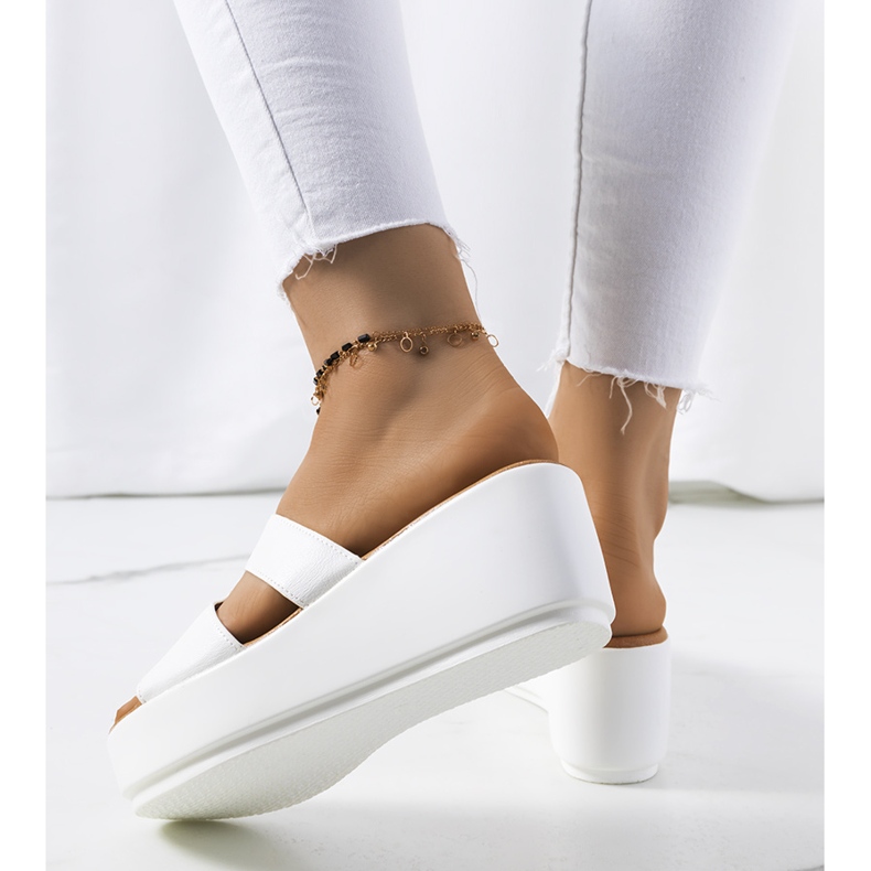 Zapatillas blancas en la plataforma Duffel blanco 1