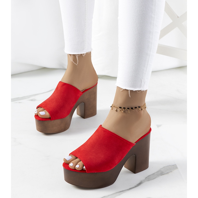 Chanclas rojas en la plataforma Klaren rojo 1