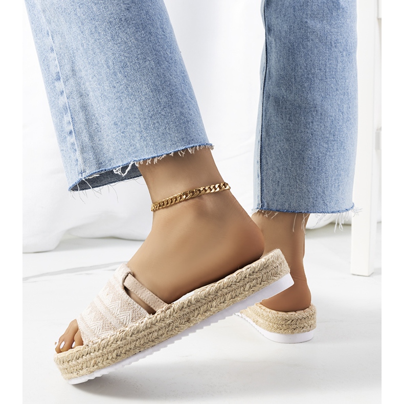 Babuchas beige en la plataforma Ana 1