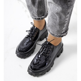 Zapatos de mujer lacados en negro de Donker 1