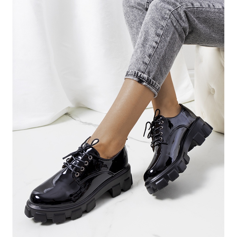 Zapatos lacados en negro sobre suela de tractor Viento 1