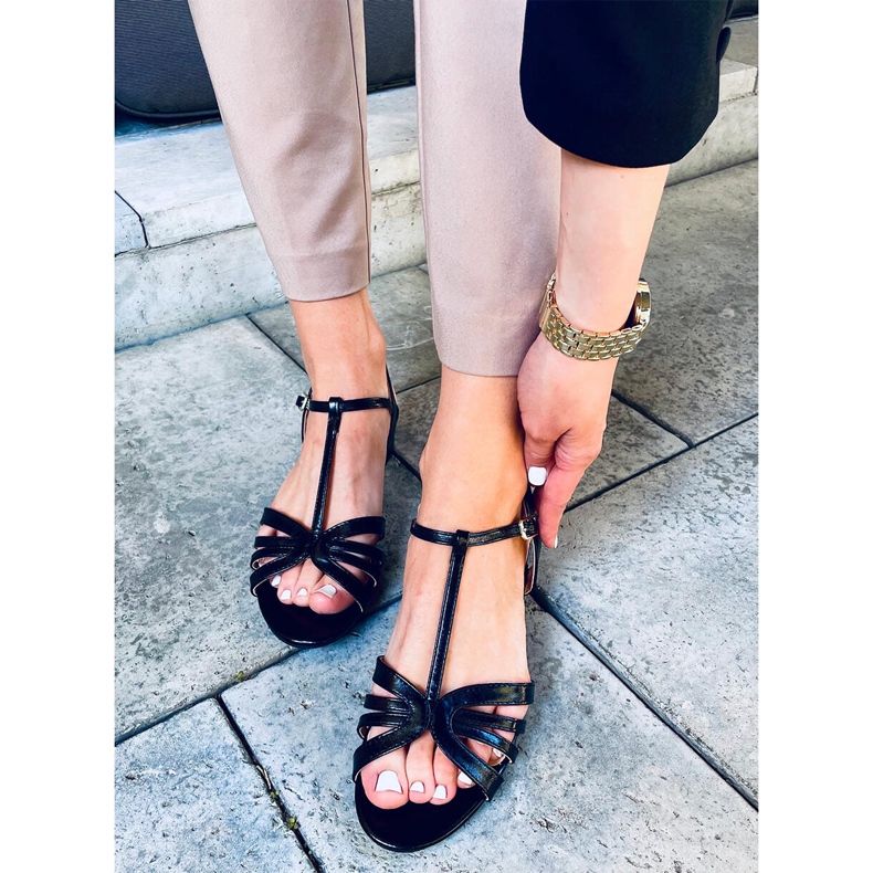 Sandalias tacón bajo negro brillante 1