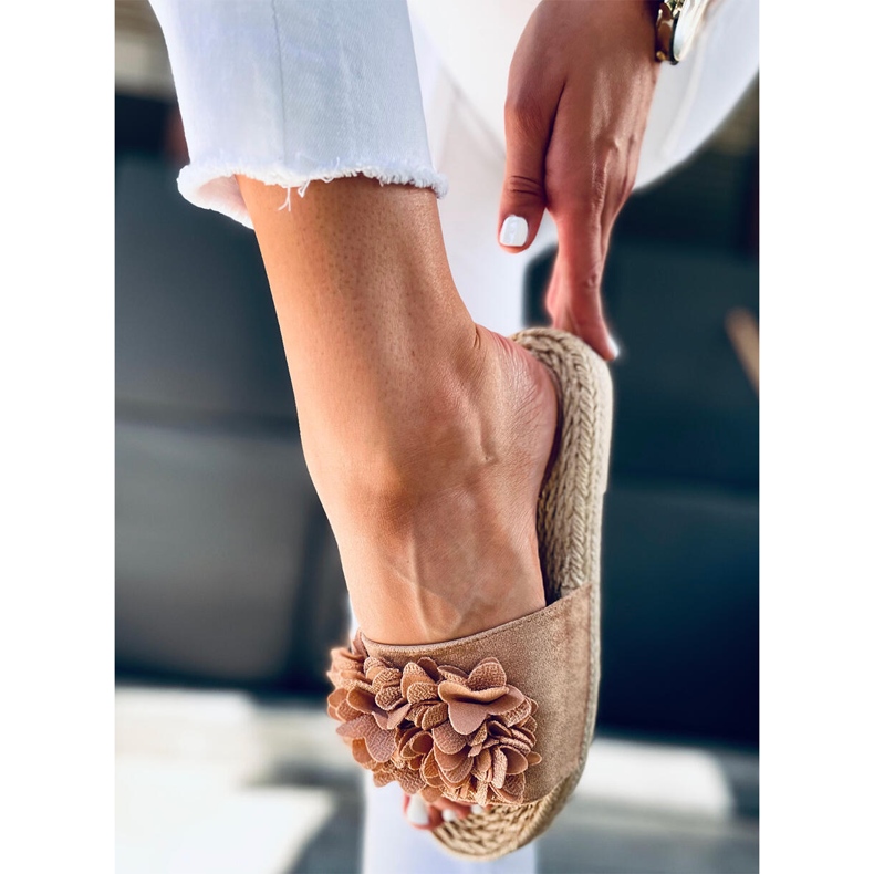 Pantuflas fiesta floral Primrose Camel beige 1 Pantuflas fiesta floral Primrose Camel beige 1