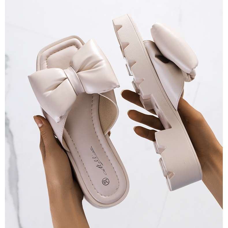 Zapatillas beige en la suela del tractor Platt 1