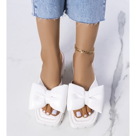 Zapatillas blancas en la suela del tractor Platt blanco 1 Zapatillas blancas en la suela del tractor Platt blanco 1