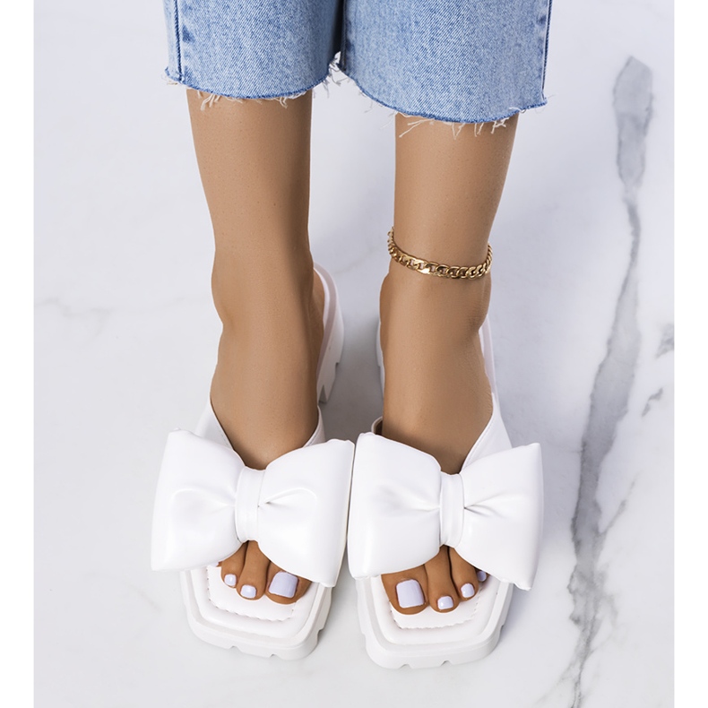 Zapatillas blancas en la suela del tractor Platt blanco 1 Zapatillas blancas en la suela del tractor Platt blanco 1