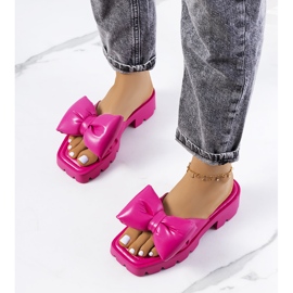 Zapatillas rosas en la suela del tractor Platt 1