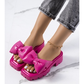 Zapatillas rosas en la suela del tractor Platt 2