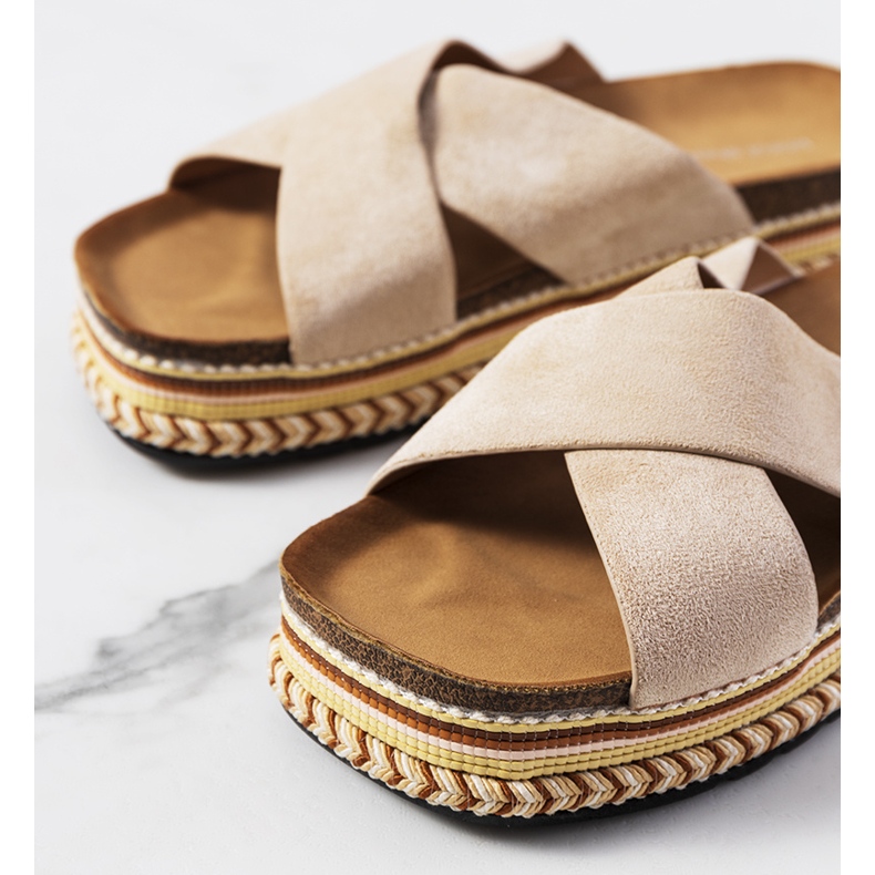 Babuchas beige en la plataforma Muncho 1 Babuchas beige en la plataforma Muncho 1