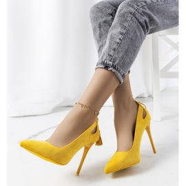 Tacones amarillos con recortes decorativos Anthe 1
