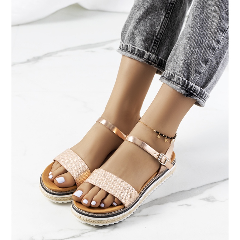 Sandalias doradas en una plataforma Acton adornada dorado 1