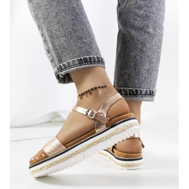 Sandalias doradas en una plataforma Acton adornada dorado 2