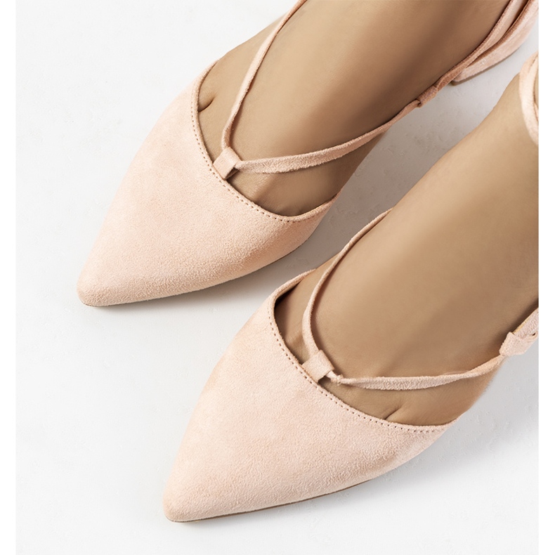 Zapatos de tacón rosa con cordones en el puesto de Victoris 1