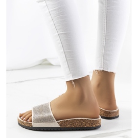 Zapatillas beige sobre la suela de corcho de Jorja 1