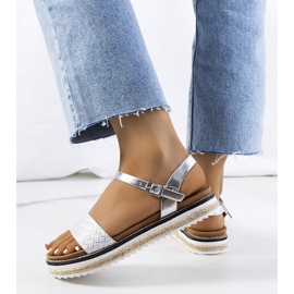 Sandalias plateadas en una plataforma Acton adornada 1