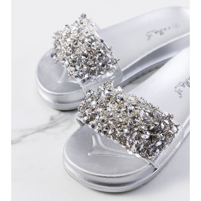 Zapatillas plateadas en la plataforma Marthas 1