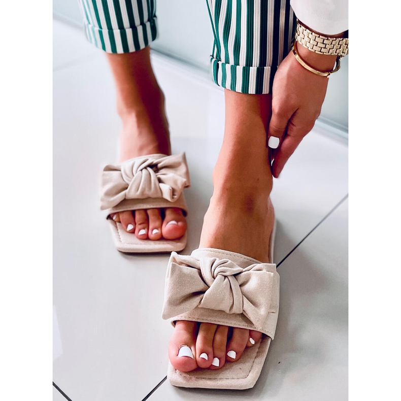 Chanclas con suela cuadrada en beige Nisha 1