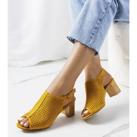 Sandalias caladas amarillas en un poste de Belinda amarillo 1
