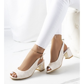 Sandalias caladas doradas en un poste de Malone dorado 1 Sandalias caladas doradas en un poste de Malone dorado 1