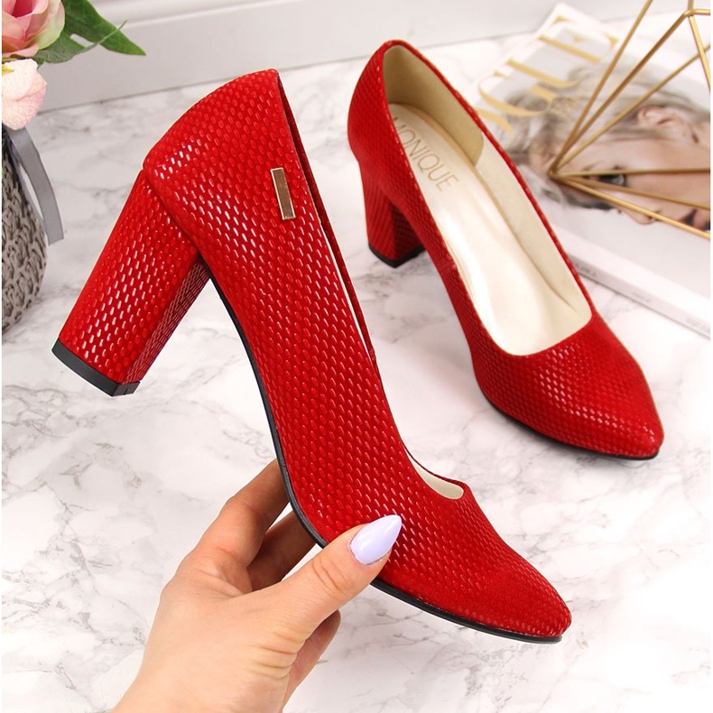 Bombas en el puesto rojo Monique 1