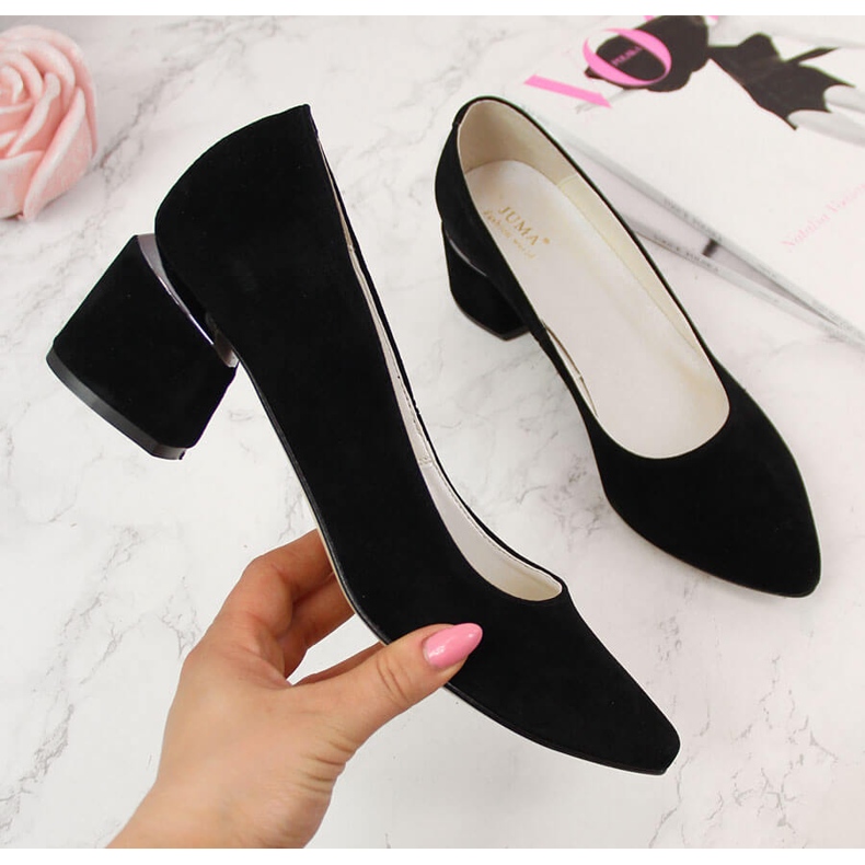 Zapatos de tacón sobre bloque decorativo de ante Juma negro 2