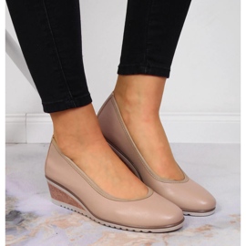 Bombas en una cuña Vinceza beige 6