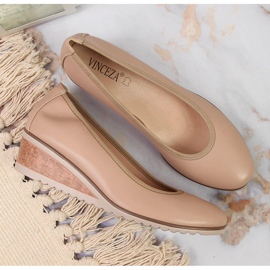 Bombas en una cuña Vinceza beige 2