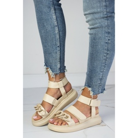 Sandalias en la plataforma con una cadena beige Laura La.Fi 6