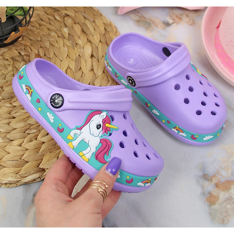 Pantuflas American Club violeta con unicornio 1