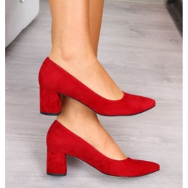 Zapatos de tacón en un pilar de ante rojo W Juma 2