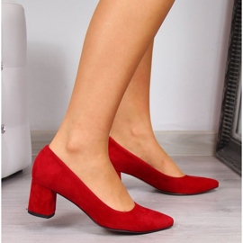 Zapatos de tacón en un pilar de ante rojo W Juma 3