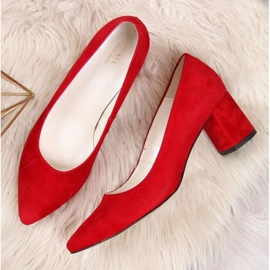 Zapatos de tacón en un pilar de ante rojo W Juma 4