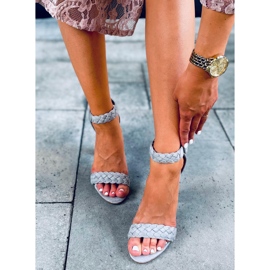 Sandalias en el puesto de Donna Grey gris 1